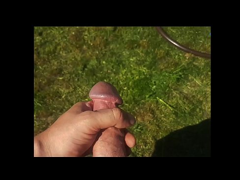❤️ Vroča lepotica dobi svojo rožnato pičko, ki jo jebe, in se zraven cmeri s curkom na poletnem vrtu Sex video na sl.sexindrag.ru ❤