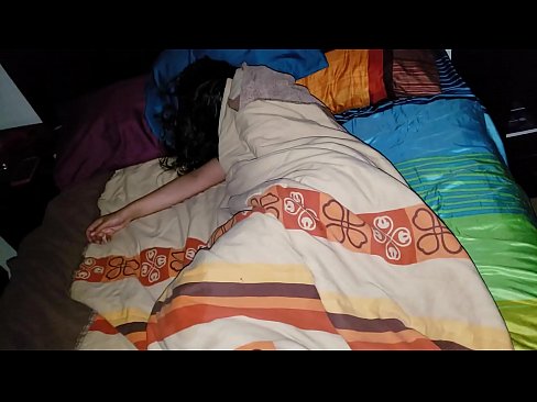❤️ Stepson berači svojo mlado mačeho, medtem ko ona spi. Sex video na sl.sexindrag.ru ❤